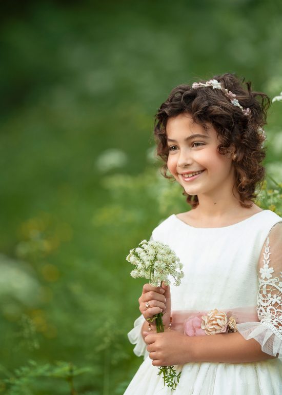 foto de comunión de niña en campo de flores