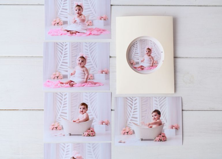 Sobre con ventana circular y foto portada