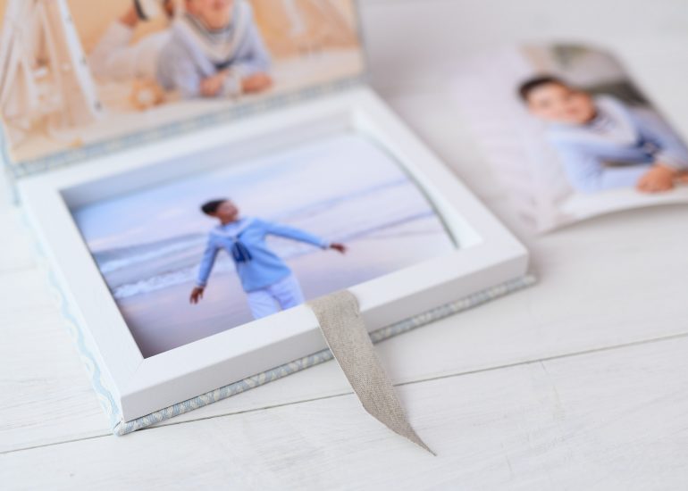 Caja de Madera forrada en tela con fotos en interior