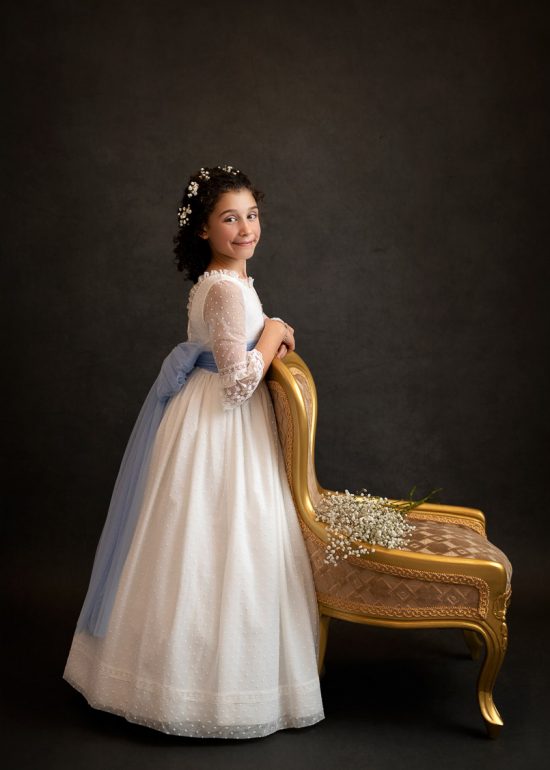 foto de niña de comunion en estudio