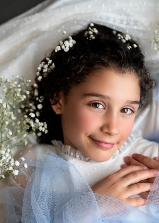 foto de niña de comunion en estudio