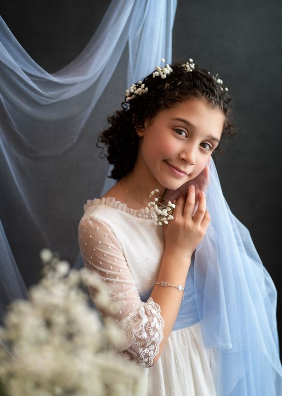 foto de niña de comunion en estudio